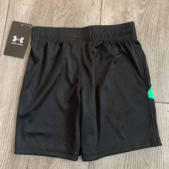 Under Armour boys shorts perfect for the summer - Picture 2 of 3